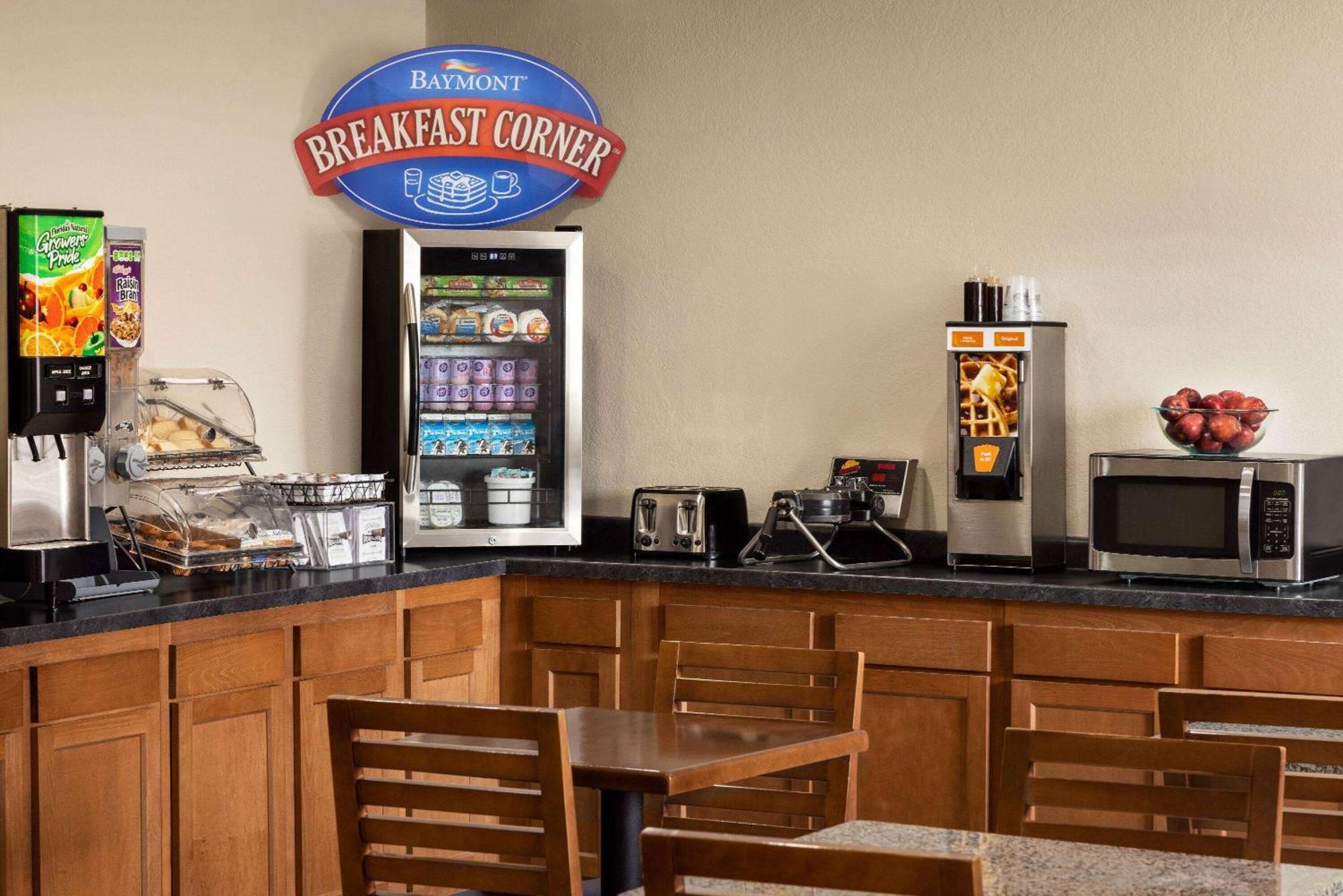 Hotel Baymont By Wyndham Cedar Rapids Extérieur photo