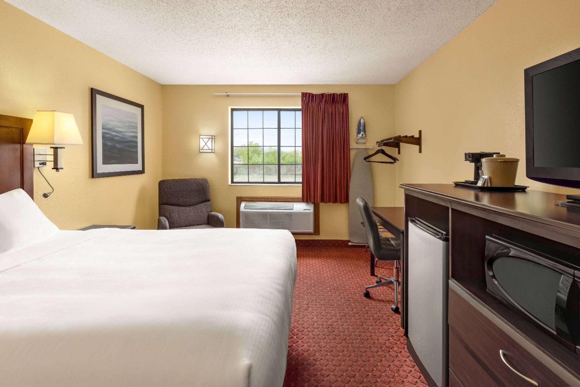 Hotel Baymont By Wyndham Cedar Rapids Extérieur photo