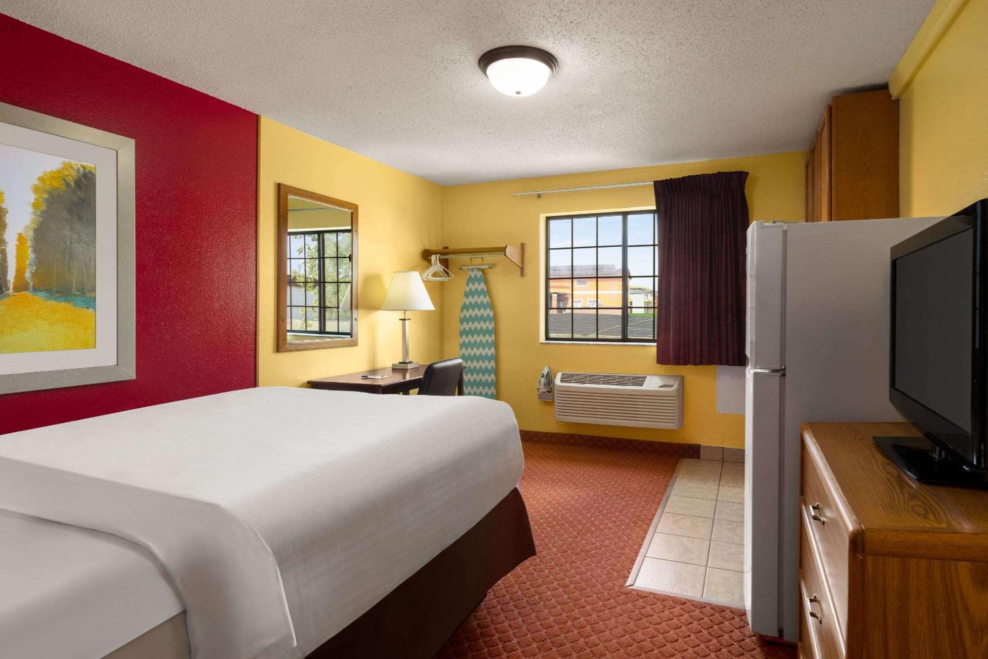 Hotel Baymont By Wyndham Cedar Rapids Extérieur photo