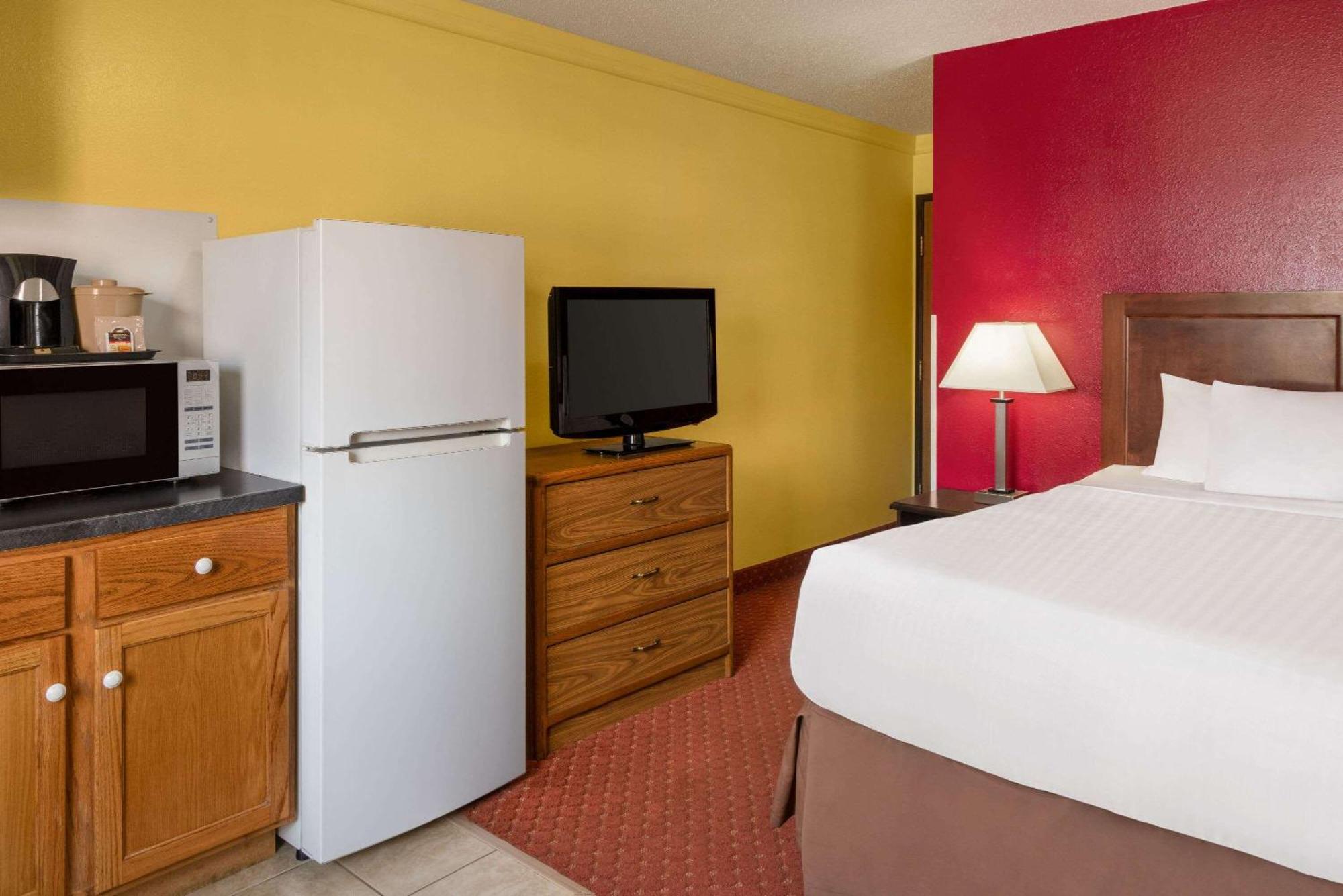 Hotel Baymont By Wyndham Cedar Rapids Extérieur photo