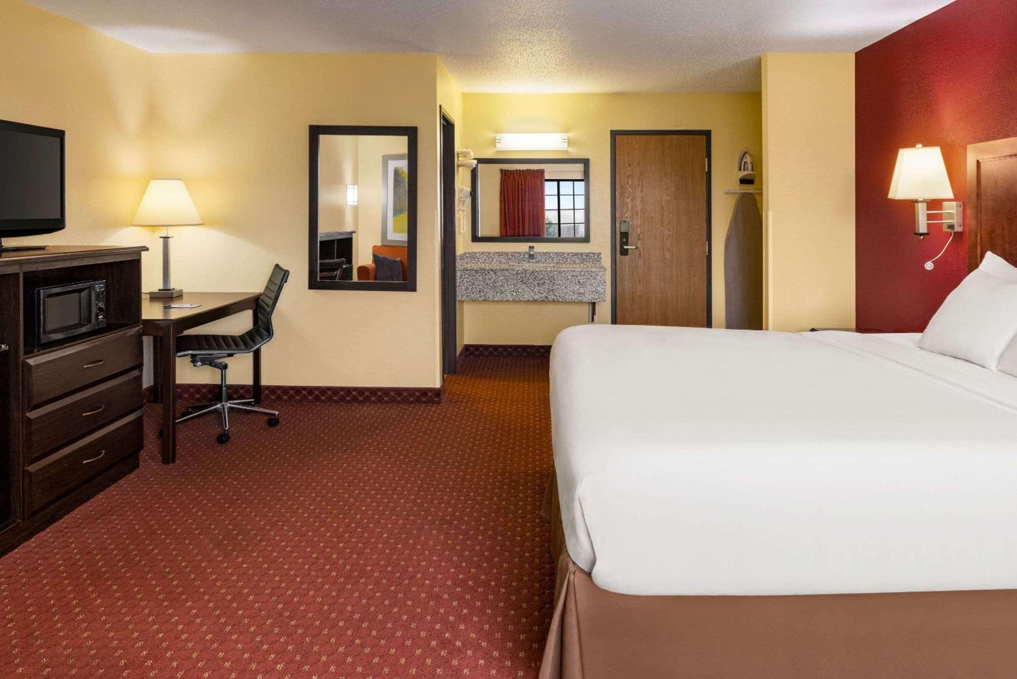 Hotel Baymont By Wyndham Cedar Rapids Extérieur photo