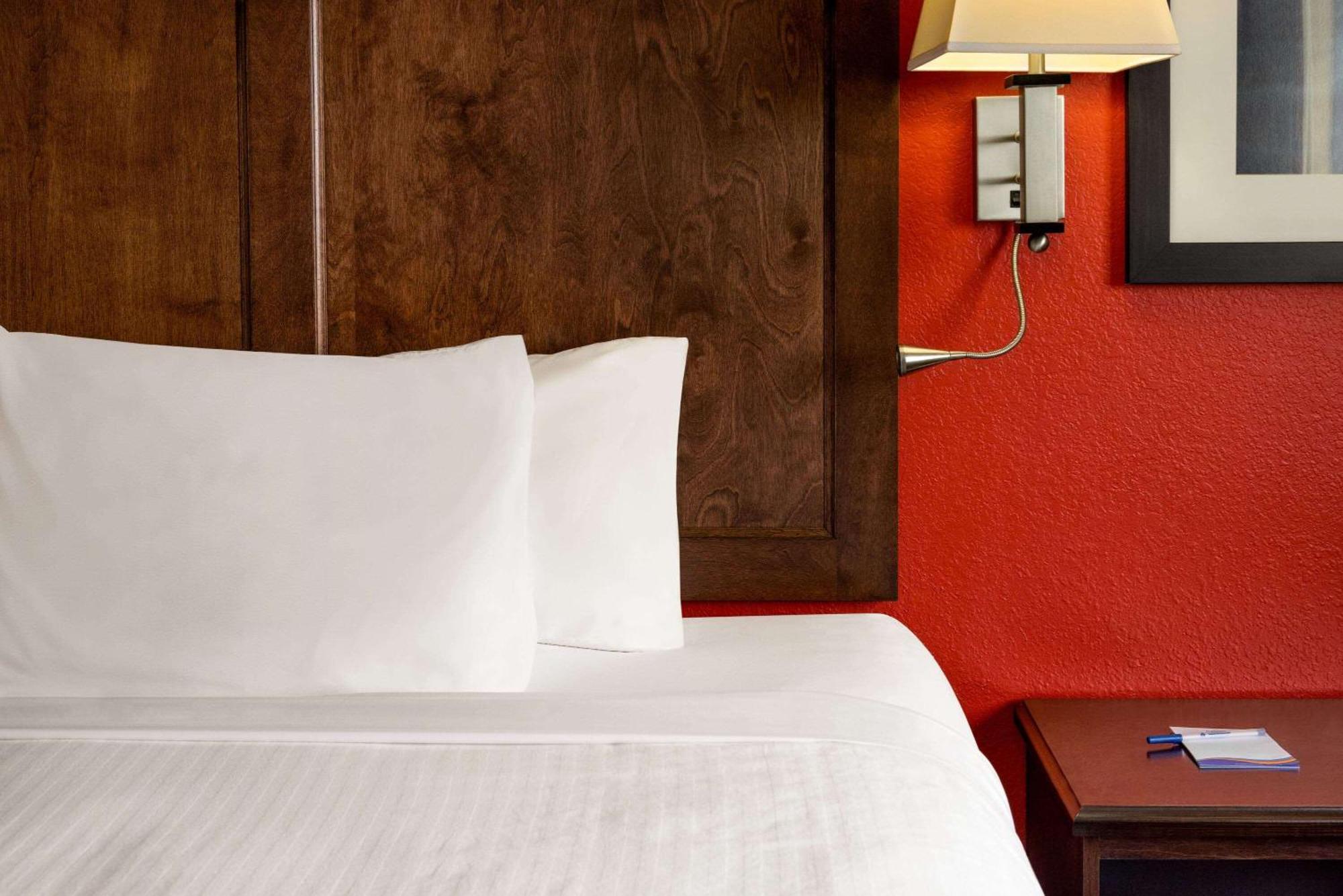 Hotel Baymont By Wyndham Cedar Rapids Extérieur photo