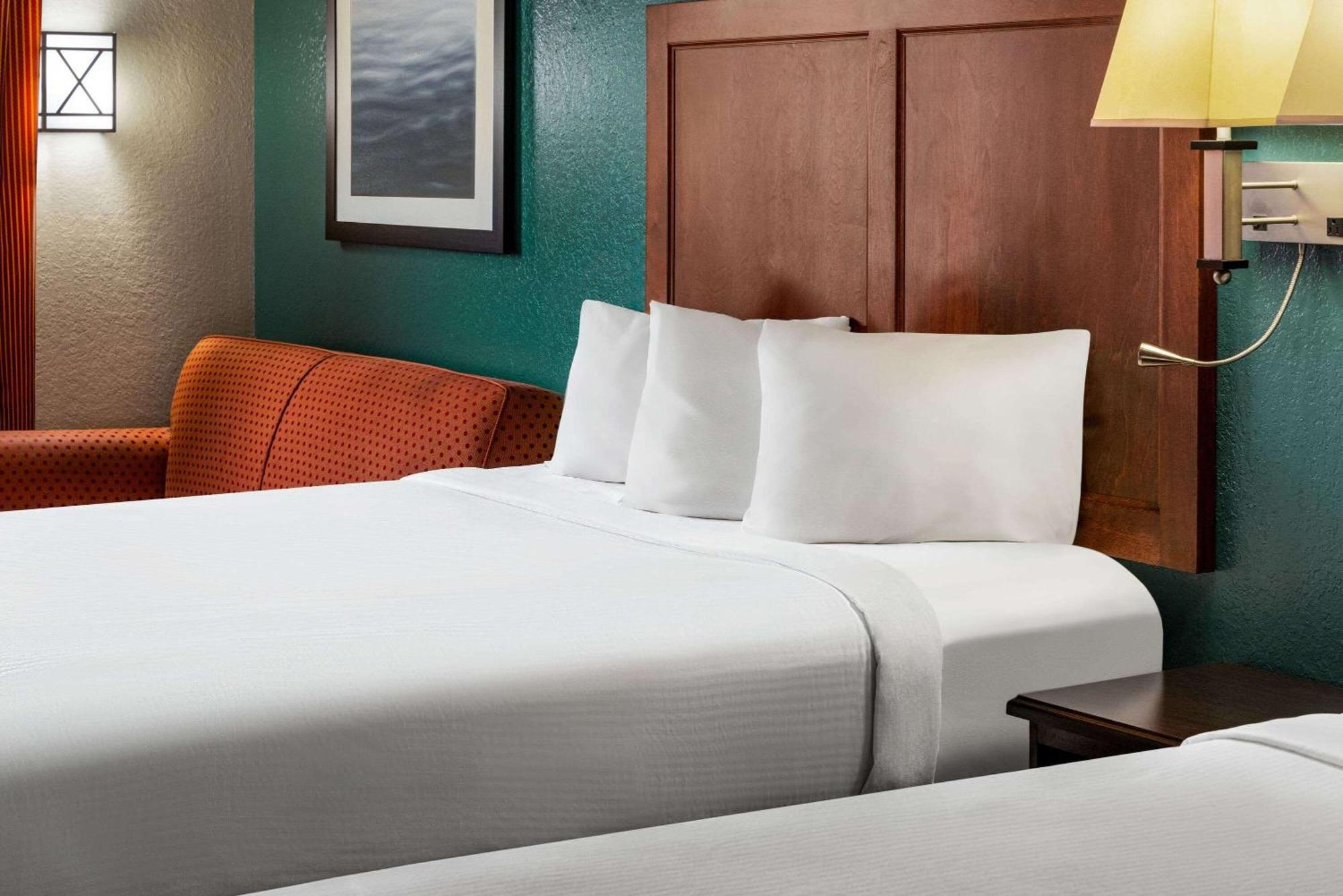 Hotel Baymont By Wyndham Cedar Rapids Extérieur photo