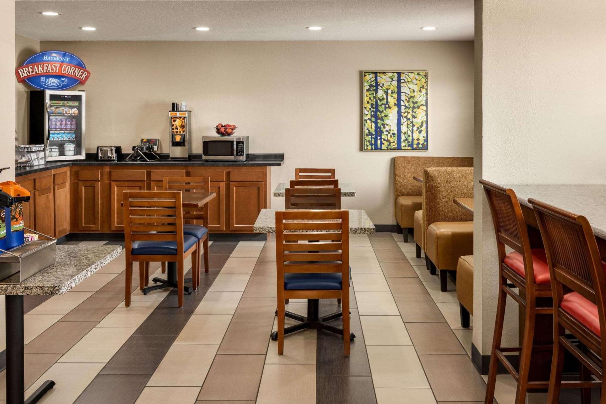 Hotel Baymont By Wyndham Cedar Rapids Extérieur photo