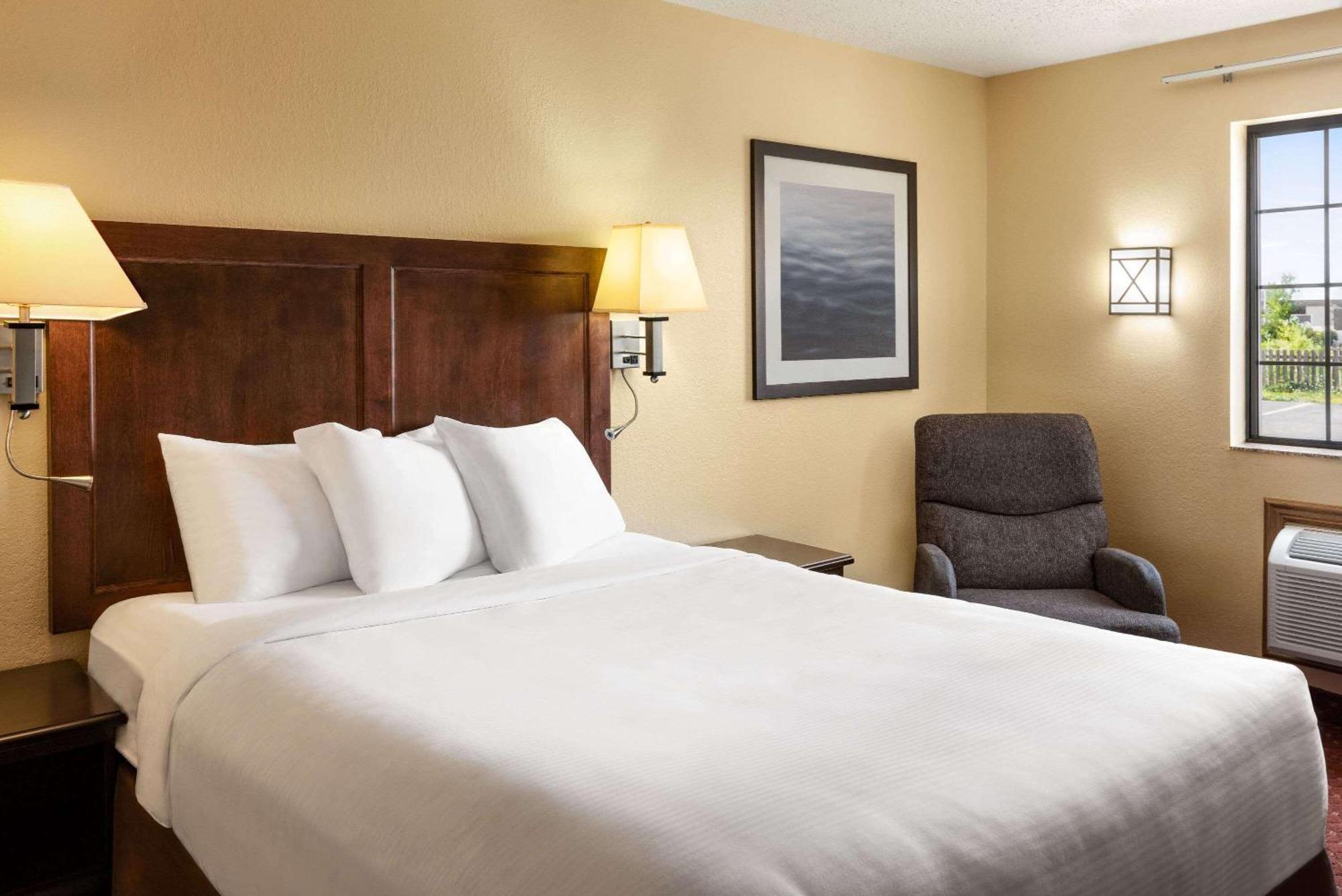 Hotel Baymont By Wyndham Cedar Rapids Extérieur photo