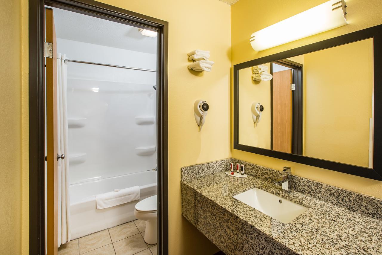 Hotel Baymont By Wyndham Cedar Rapids Extérieur photo