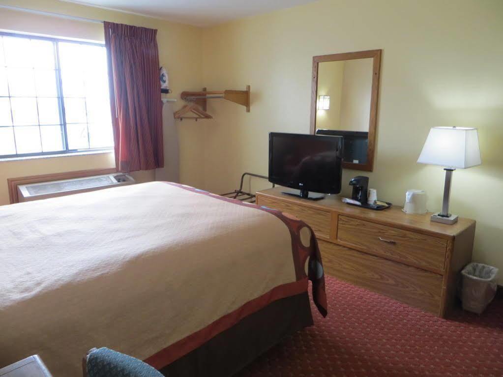 Hotel Baymont By Wyndham Cedar Rapids Extérieur photo