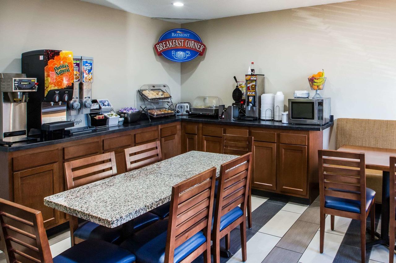 Hotel Baymont By Wyndham Cedar Rapids Extérieur photo